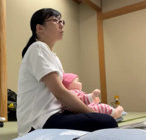 ゆりかごケアで解説をする横井